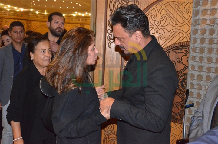 بالصور .. يسرا ووحيد حامد ومنة شبي أول الحضور في عزاء والدة عباس أبو الحسن 