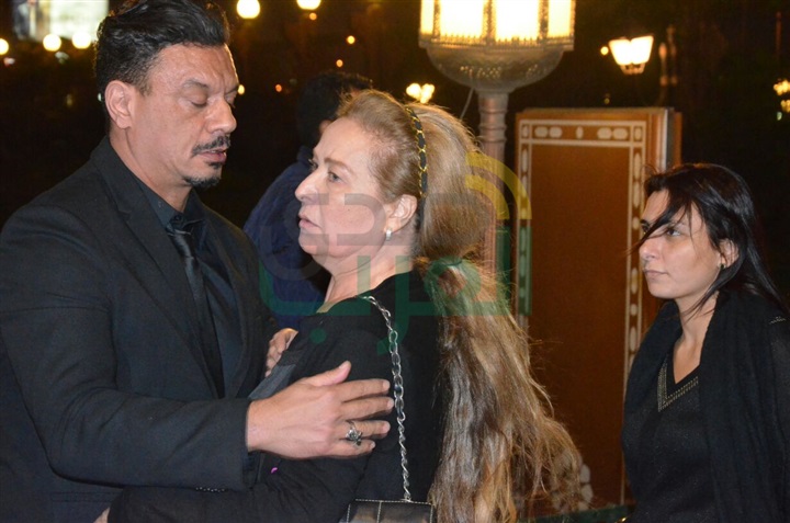 بالصور .. يسرا ووحيد حامد ومنة شبي أول الحضور في عزاء والدة عباس أبو الحسن 