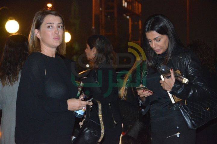 بالصور .. يسرا ووحيد حامد ومنة شبي أول الحضور في عزاء والدة عباس أبو الحسن 