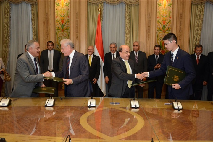 "العصار" و" قابيل" يشهدان توقيع مذكرة تفاهم لتطوير المنطقة الصناعية بـ"أبو زنيمة"