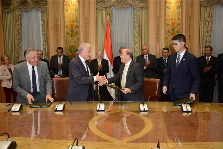 "العصار" و" قابيل" يشهدان توقيع مذكرة تفاهم لتطوير المنطقة الصناعية بـ"أبو زنيمة"