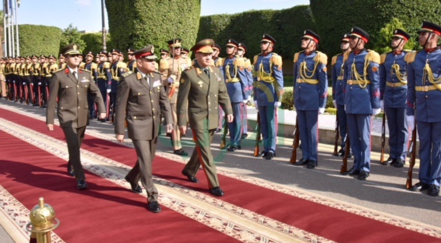 وزير الدفاع والانتاج الحربي يستقبل وزير الدفاع الروسي 