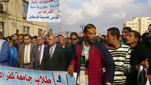 بالصور.. رئيس جامعة كفر الشيخ يقود وقفة إحتجاجية لرفض قرار "ترامب"  