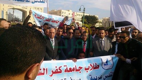 بالصور.. رئيس جامعة كفر الشيخ يقود وقفة إحتجاجية لرفض قرار "ترامب"  