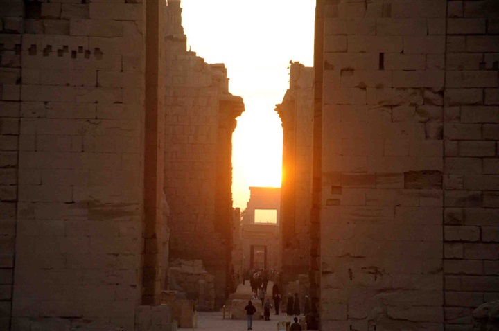 بالصور.. الظاهرة الفلكية المثيرة تعامد الشمس على معبد الكرك