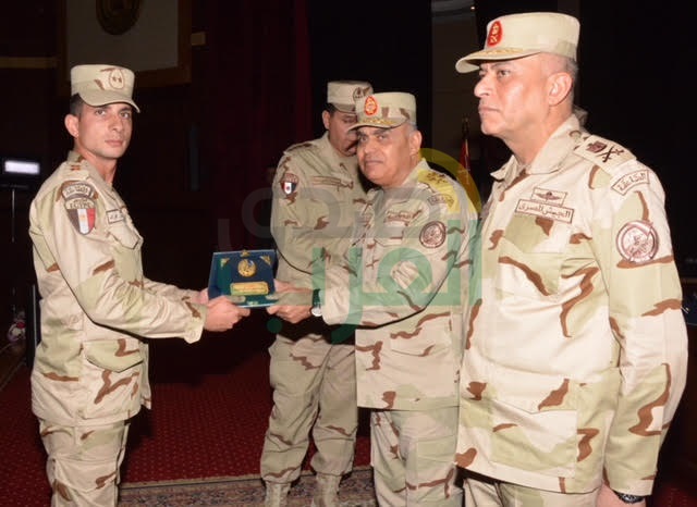 وزير الدفاع والانتاج الحربى  يلتقي عدد من مقاتلي الجيش الثالث الميدانى  