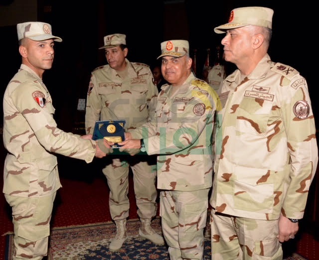 وزير الدفاع والانتاج الحربى  يلتقي عدد من مقاتلي الجيش الثالث الميدانى  