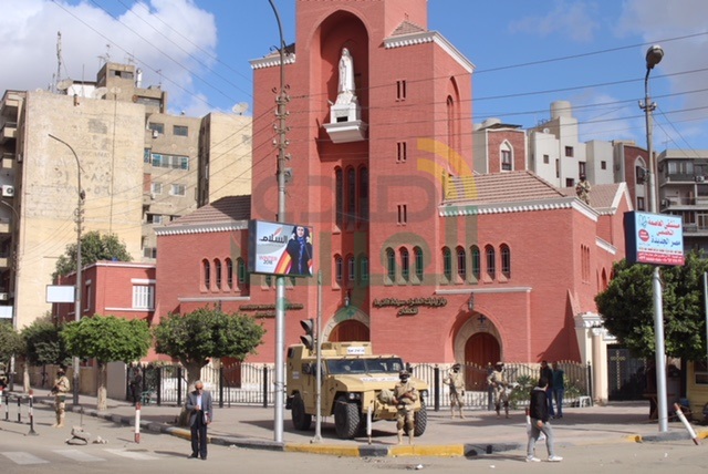 "القوات المسلحة" و"الشرطة" تكثف جهودها الأمنية بمحيط دور العبادة
