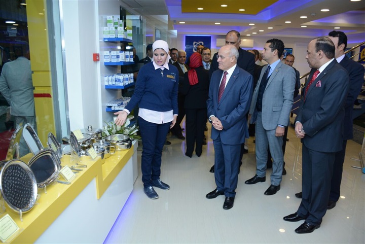 "العصار" يفتتح معرض المنتجات المدنية بـ"رمسيس" بعد تطويره