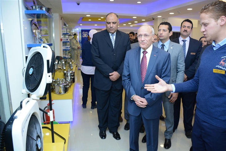 "العصار" يفتتح معرض المنتجات المدنية بـ"رمسيس" بعد تطويره