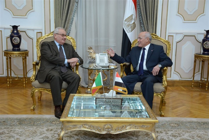 "العصار" والسفير الإيطالي بالقاهرة يبحثان فتح آفاق جديدة للتعاون المشترك