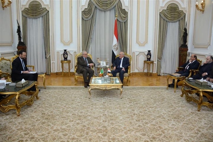 "العصار" والسفير الإيطالي بالقاهرة يبحثان فتح آفاق جديدة للتعاون المشترك