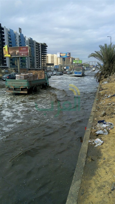 بالصور.. الإدارة العامة للمرور والحماية المدنية يقومون بدورهم فى رفع مياه الأمطار 
