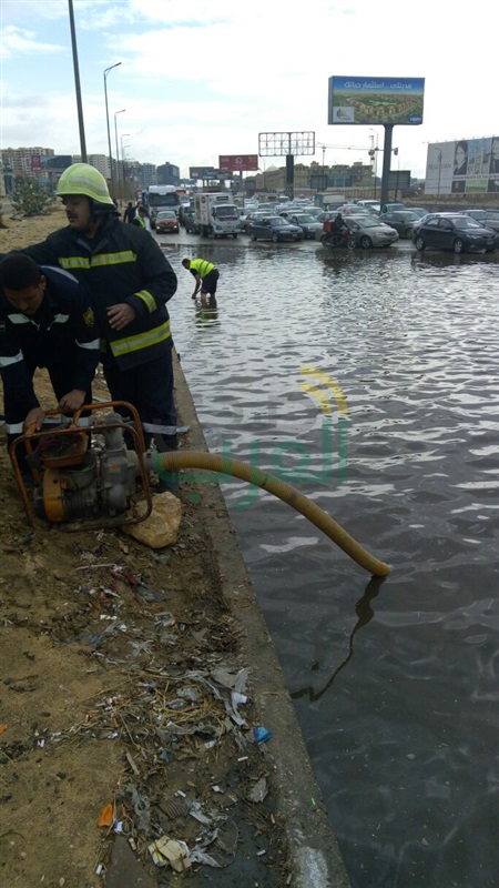 بالصور.. الإدارة العامة للمرور والحماية المدنية يقومون بدورهم فى رفع مياه الأمطار 