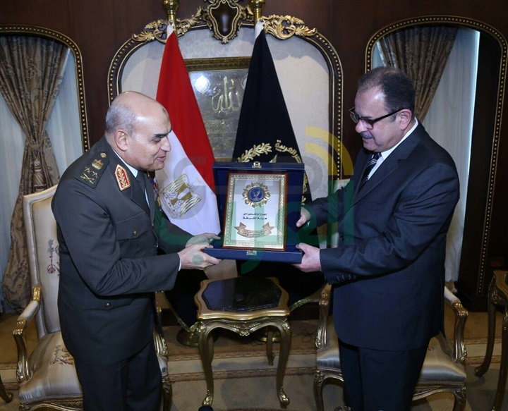 القائد العام للقوات المسلحة ورئيس الأركان يقدمان التهنئة لوزير الداخلية بمناسبة عيد الشرطة