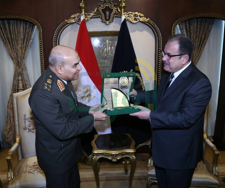القائد العام للقوات المسلحة ورئيس الأركان يقدمان التهنئة لوزير الداخلية بمناسبة عيد الشرطة