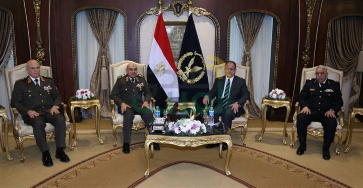 القائد العام للقوات المسلحة ورئيس الأركان يقدمان التهنئة لوزير الداخلية بمناسبة عيد الشرطة