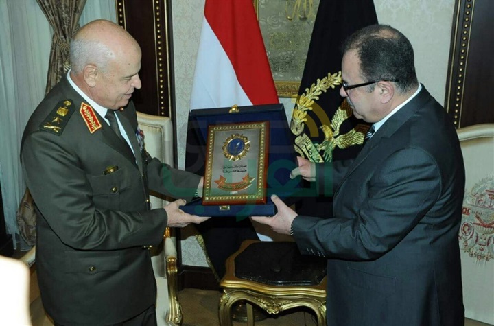 القائد العام للقوات المسلحة ورئيس الأركان يقدمان التهنئة لوزير الداخلية بمناسبة عيد الشرطة