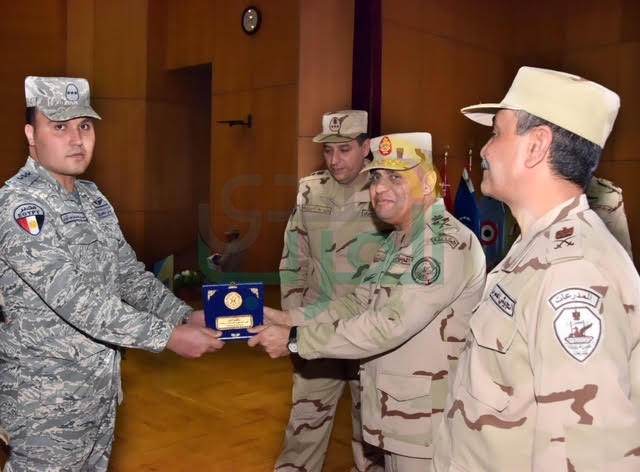 وزير الدفاع يلتقي بقادة وضباط وصف وجنود المنطقة الغربية العسكرية