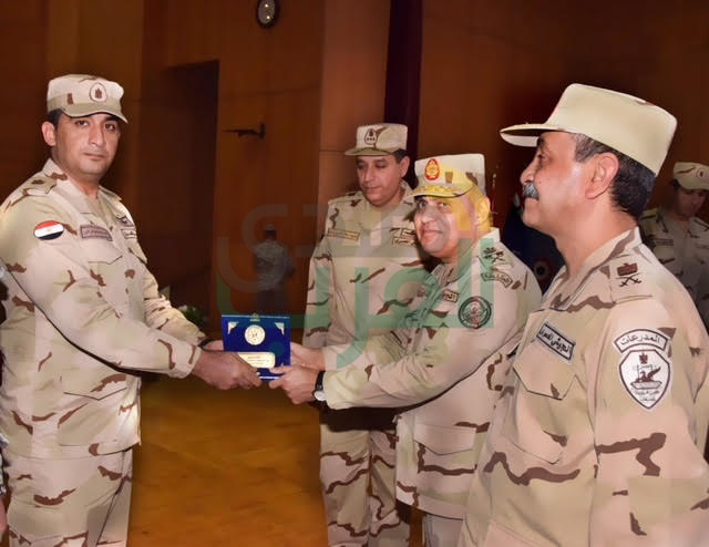 وزير الدفاع يلتقي بقادة وضباط وصف وجنود المنطقة الغربية العسكرية