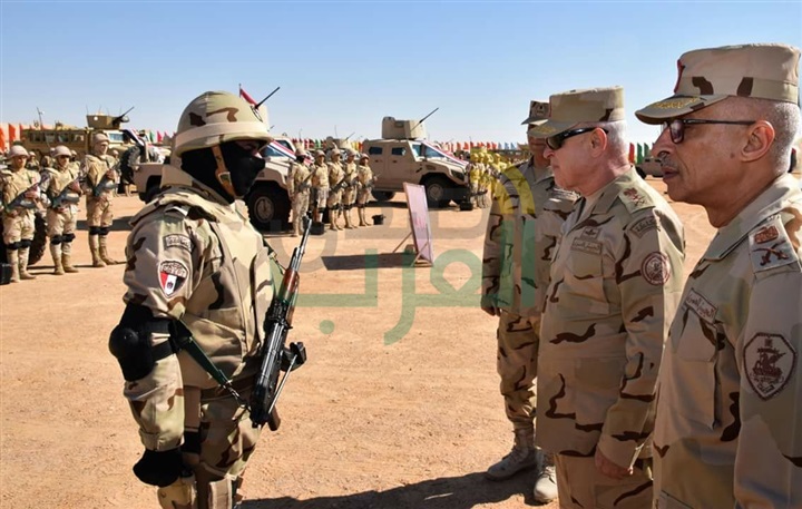 "رئيس الأركان" يتفقد عناصر من تشكيلات ووحدات الجيش الثانى الميدانى بسيناء