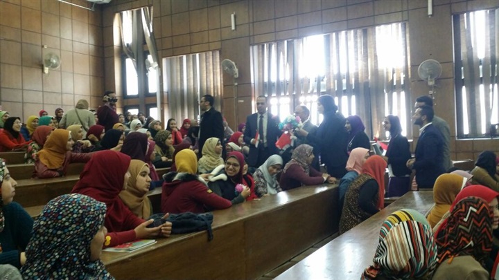 رئيس جامعة دمنهور يستقبل أبناؤه الطلاب بأعلام مثر وباقات الزهور رئيس جامعة دمنهور يستقبل أبناؤه الطلاب بأعلام مثر وباقات الزهور