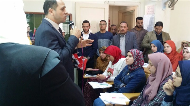 رئيس جامعة دمنهور يستقبل أبناؤه الطلاب بأعلام مثر وباقات الزهور رئيس جامعة دمنهور يستقبل أبناؤه الطلاب بأعلام مثر وباقات الزهور