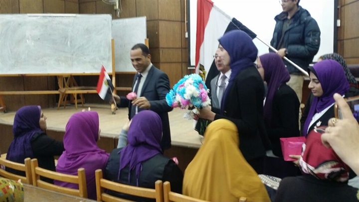 رئيس جامعة دمنهور يستقبل أبناؤه الطلاب بأعلام مثر وباقات الزهور رئيس جامعة دمنهور يستقبل أبناؤه الطلاب بأعلام مثر وباقات الزهور