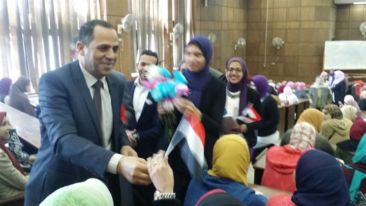 رئيس جامعة دمنهور يستقبل أبناؤه الطلاب بأعلام مثر وباقات الزهور رئيس جامعة دمنهور يستقبل أبناؤه الطلاب بأعلام مثر وباقات الزهور