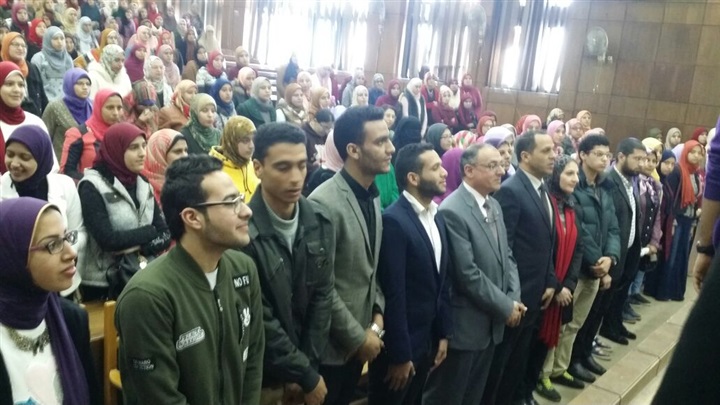 رئيس جامعة دمنهور يستقبل أبناؤه الطلاب بأعلام مثر وباقات الزهور رئيس جامعة دمنهور يستقبل أبناؤه الطلاب بأعلام مثر وباقات الزهور