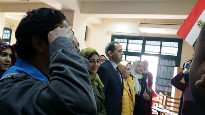 رئيس جامعة دمنهور يستقبل أبناؤه الطلاب بأعلام مثر وباقات الزهور رئيس جامعة دمنهور يستقبل أبناؤه الطلاب بأعلام مثر وباقات الزهور