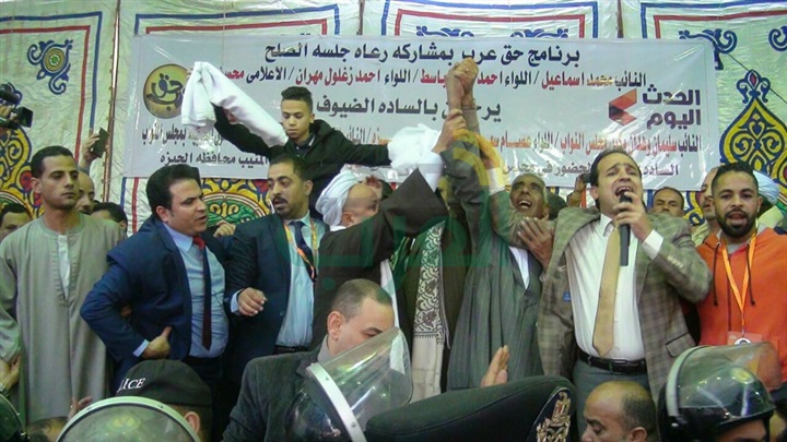 بالصور..  كفنان ينهيان خصومة ثأرية بالجيزة فى حراسة أمنية مشددة