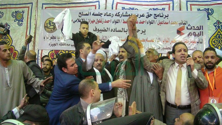 بالصور..  كفنان ينهيان خصومة ثأرية بالجيزة فى حراسة أمنية مشددة