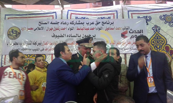 بالصور..  كفنان ينهيان خصومة ثأرية بالجيزة فى حراسة أمنية مشددة