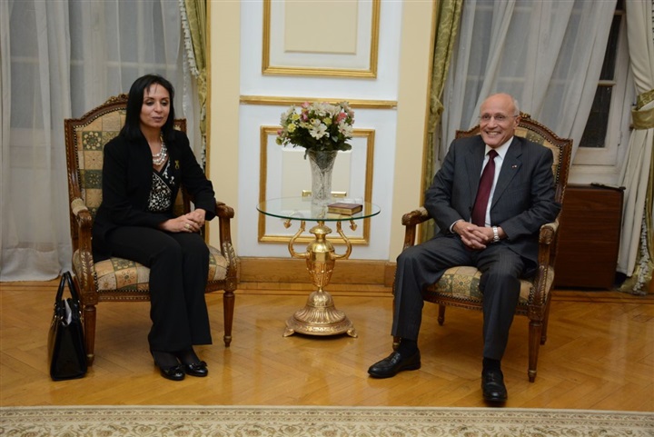العصار: نولي اهتمامًا كبيرًا بالمرأة