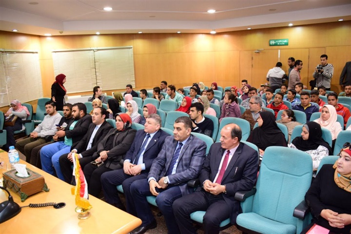 رئيس جامعة دمنهور يلقي محاضرة عن دور الشباب والمرأة فى المشاركة السياسية رئيس جامعة دمنهور يلقي محاضرة عن دور الشباب والمرأة فى المشاركة السياسية