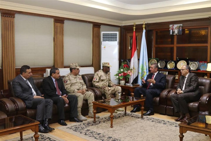 بالصور.. محافظ كفر الشيخ يستقل قيادات الدفاع الشعبي للمشاركة في المشروع التعبوي