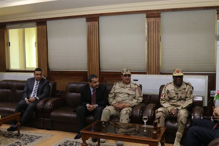 بالصور.. محافظ كفر الشيخ يستقل قيادات الدفاع الشعبي للمشاركة في المشروع التعبوي