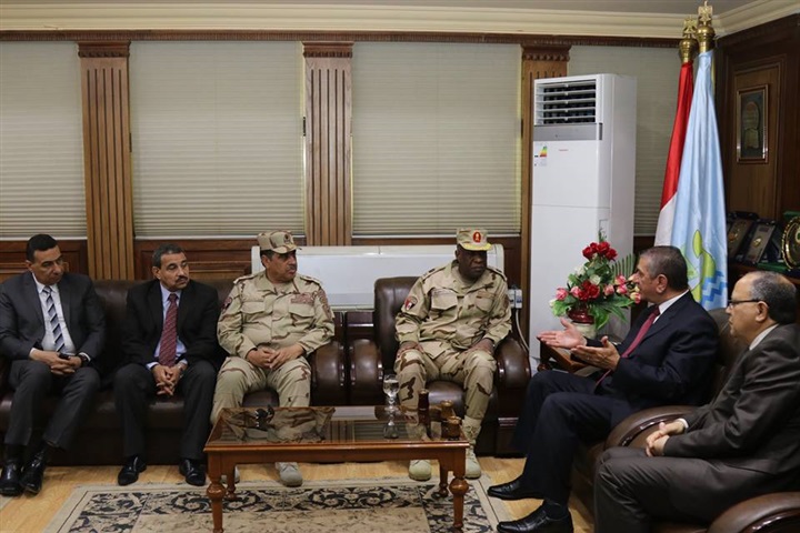 بالصور.. محافظ كفر الشيخ يستقل قيادات الدفاع الشعبي للمشاركة في المشروع التعبوي