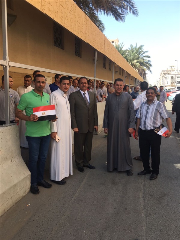 بالصور.. إقبال كبير علي المشاركة في الانتخابات الرئاسية أمام القنصلية المصرية بجدة