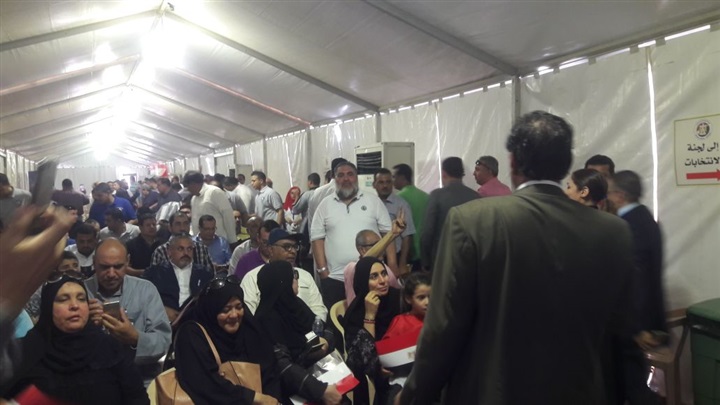 بالصور.. إقبال كبير علي المشاركة في الانتخابات الرئاسية أمام القنصلية المصرية بجدة