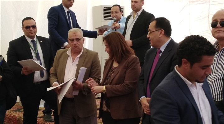 بالصور.. جولة لوزير الإسكان في حدائق أكتوبر بالجيزة