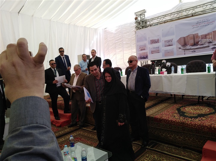 بالصور.. جولة لوزير الإسكان في حدائق أكتوبر بالجيزة