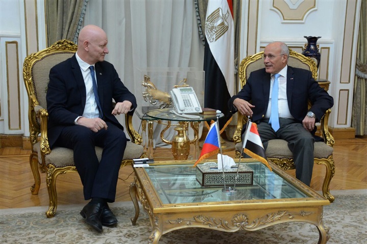 "العصار" يستقبل وفد الكلية الفنية لجمهورية تشيك