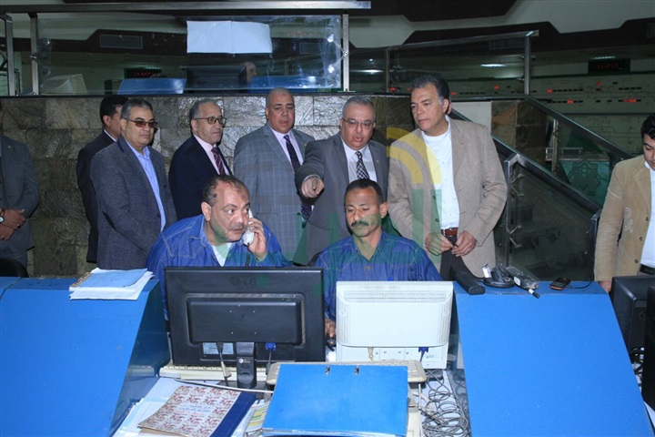 وزير النقل في جولة تفقدية لغرف التحكم المركزي بخطوط المترو الثلاثة