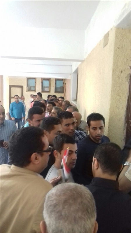 بالصور.. مواطنو كرداسة يحتشدون أمام اللجان للمشاركة فى الانتخابات