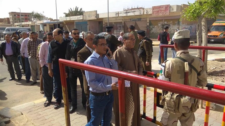 بالصور.. إقبال كثيف من المواطنين فى العاشر من رمضان للمشاركة فى الانتخابات الرئاسية 