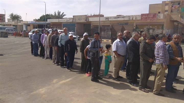 بالصور.. إقبال كثيف من المواطنين فى العاشر من رمضان للمشاركة فى الانتخابات الرئاسية 