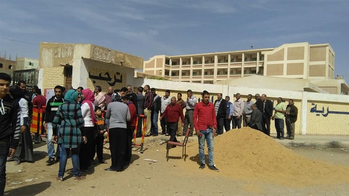 بالصور.. إقبال كثيف من المواطنين فى العاشر من رمضان للمشاركة فى الانتخابات الرئاسية 