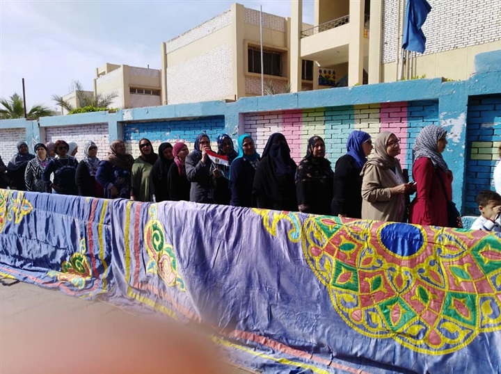 بالصور.. إقبال كثيف من المواطنين فى العاشر من رمضان للمشاركة فى الانتخابات الرئاسية 